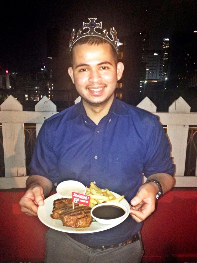 heldaamalia's tweet photo. Happy fatty birthday , dear 😘❤️ @HaekalAkbar thankyou @Holycow_Radal for our free birthday dinner http://t.co/ZwxB3khJ2x