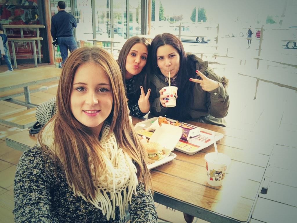 MaryaStevez's tweet photo. Una de McDonnal'sππcon mis compis guapas @miriam_rf93 y #albitaa!!ππ http://t.co/kGKWHyy8rj