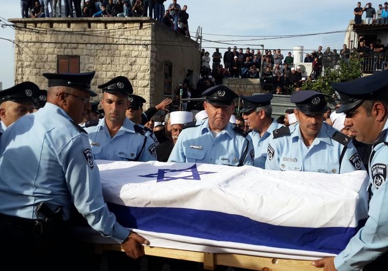 Jerusalem_Post's tweet photo. Thousands attend funeral of policeman who died defending worshipers in synagogue attack http://t.co/zidiZqz8U4 http://t.co/lKmqLLaH56