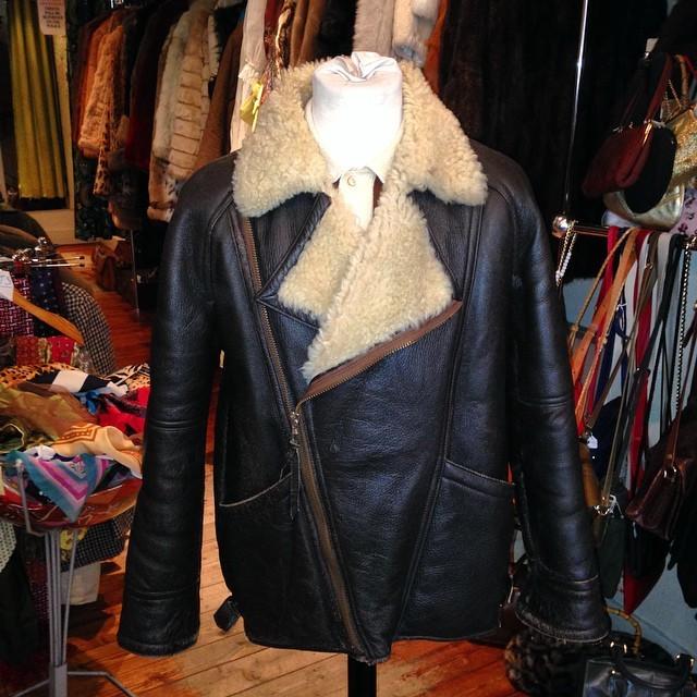 VintageGuruScot's tweet image. Mens original dark brown flying jacket - size M/L - £75 #flyingjacket #original #jacket #sheepskin #twitter #infa...