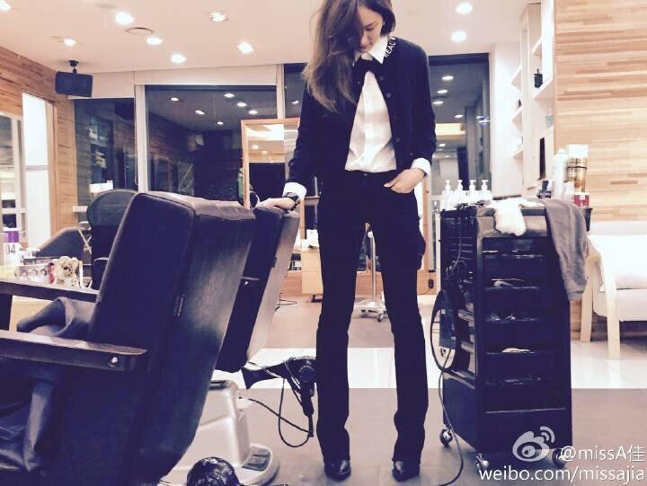 Weibo| تحديث جيا : مؤخراً وقعت في الحب مع الاجراس ، يمكنك جعل ساقيك تبدو نحيلة ولكن كن متاكداً من لبس الكعب العالي .   B2zzvWqCYAEUv5-