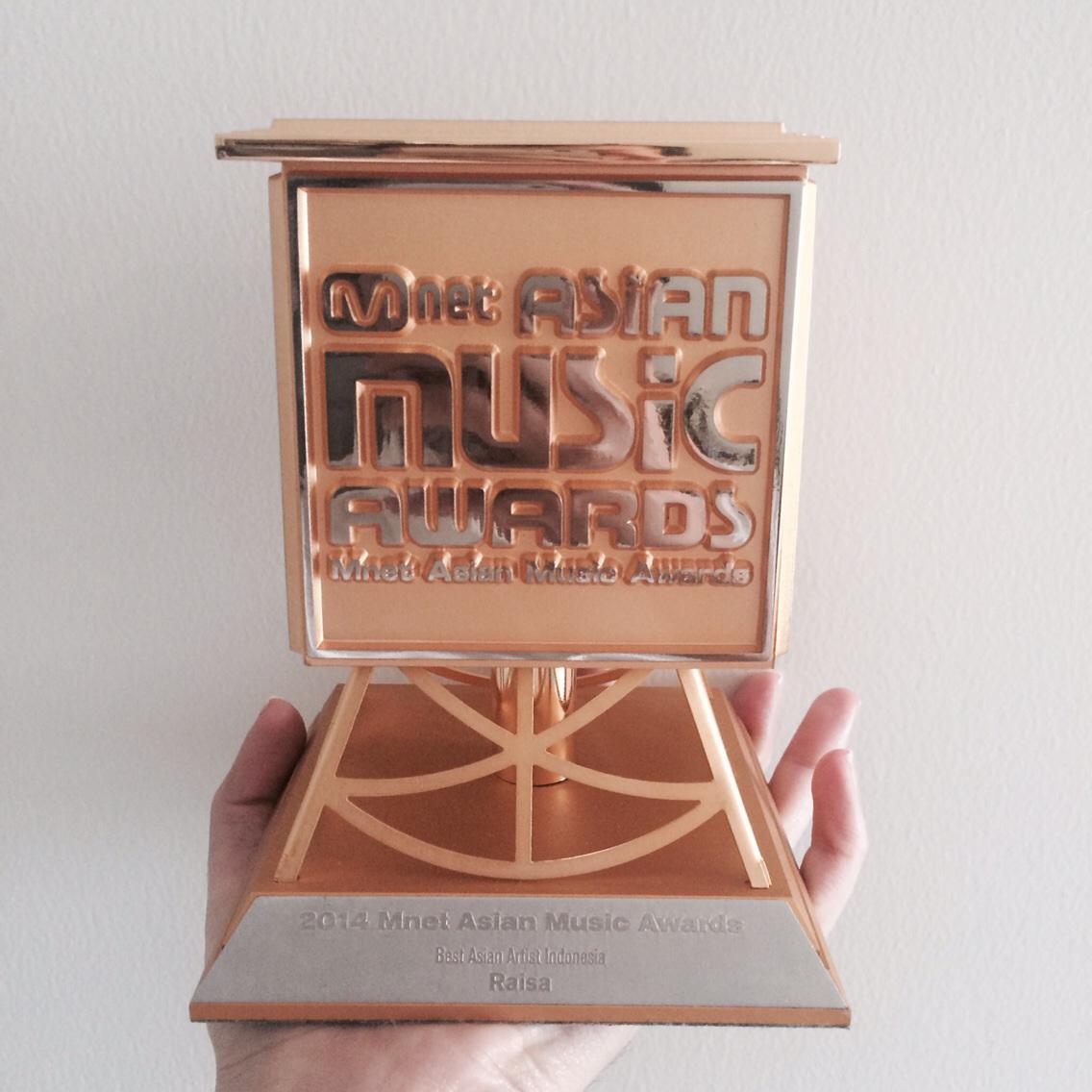 waaa! ini piala <a href="/MnetMAMA/">MAMA AWARDS</a> awards 2014 yang kemarin! duhh, seneng bangeeetttt!!!