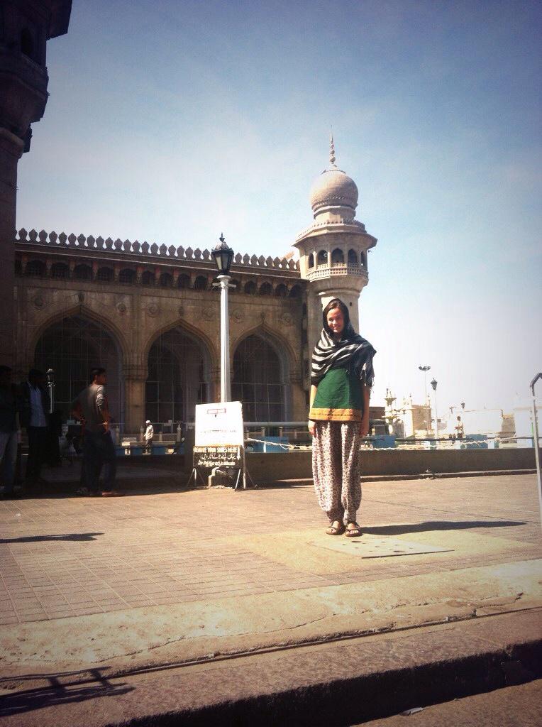 NotThatIndia's tweet photo. Hyderabad! Le Charminar, la grande mosquée (où Molly a dû porter un hijab!), le palais, et un beau temple. Classe! http://t.co/E5IJ4gzGBl