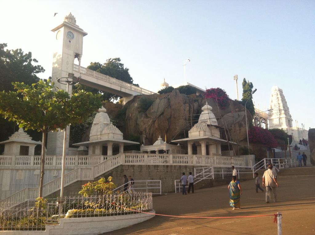 NotThatIndia's tweet photo. Hyderabad! Le Charminar, la grande mosquée (où Molly a dû porter un hijab!), le palais, et un beau temple. Classe! http://t.co/E5IJ4gzGBl