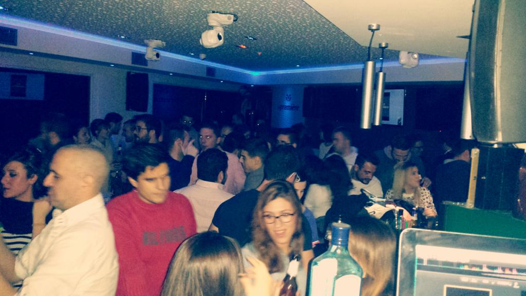 rrpplepremiere's tweet photo. Una imagen vale mas que 1000 palabaras esto es lo que pasa las #Nochedemiercoles en @LePremiereAb http://t.co/lG1HS6xelC