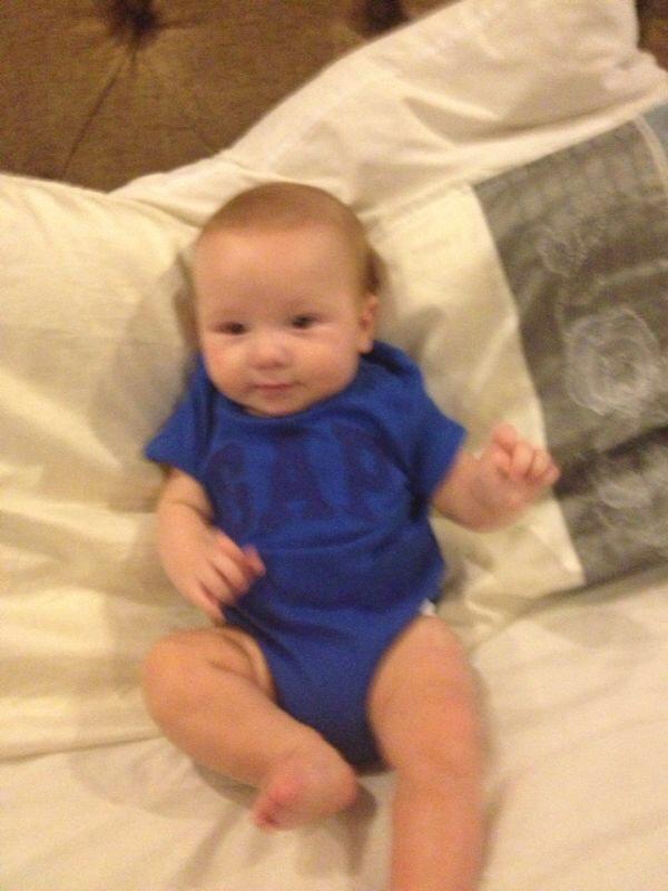 Jugando un ratin en la cama de mami