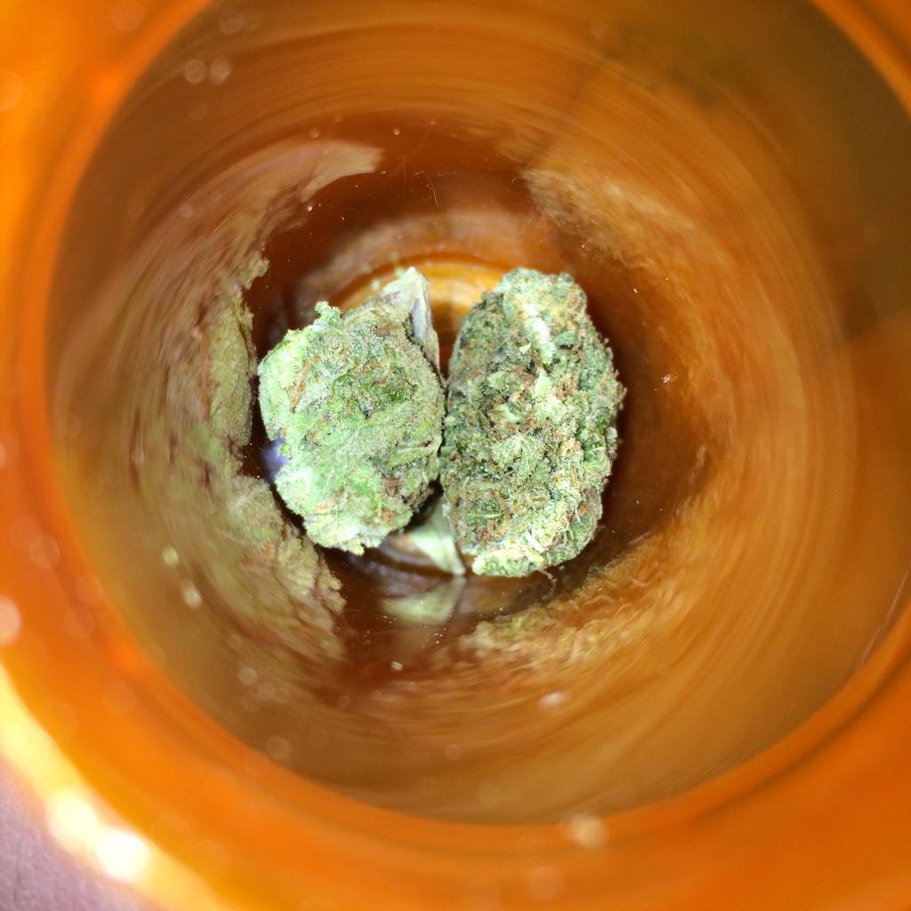 Potographers's tweet image. Happiness in a hole #WeedWednesday