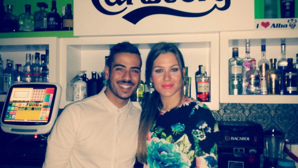 rrpplepremiere's tweet photo. Seguimos con la #Nochedemiercoles en @LePremiereAb con la camarera mas guapa!! 😊😊 #CarmenGuapa 🎶🎵🎶👌 http://t.co/z3XP83YKkQ