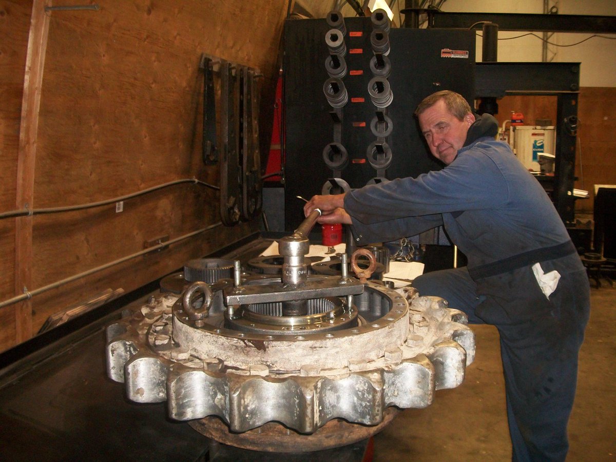 Flemings_Equip's tweet photo. Rebuilding a ZX350 Final Drive http://t.co/25hc9liADX
