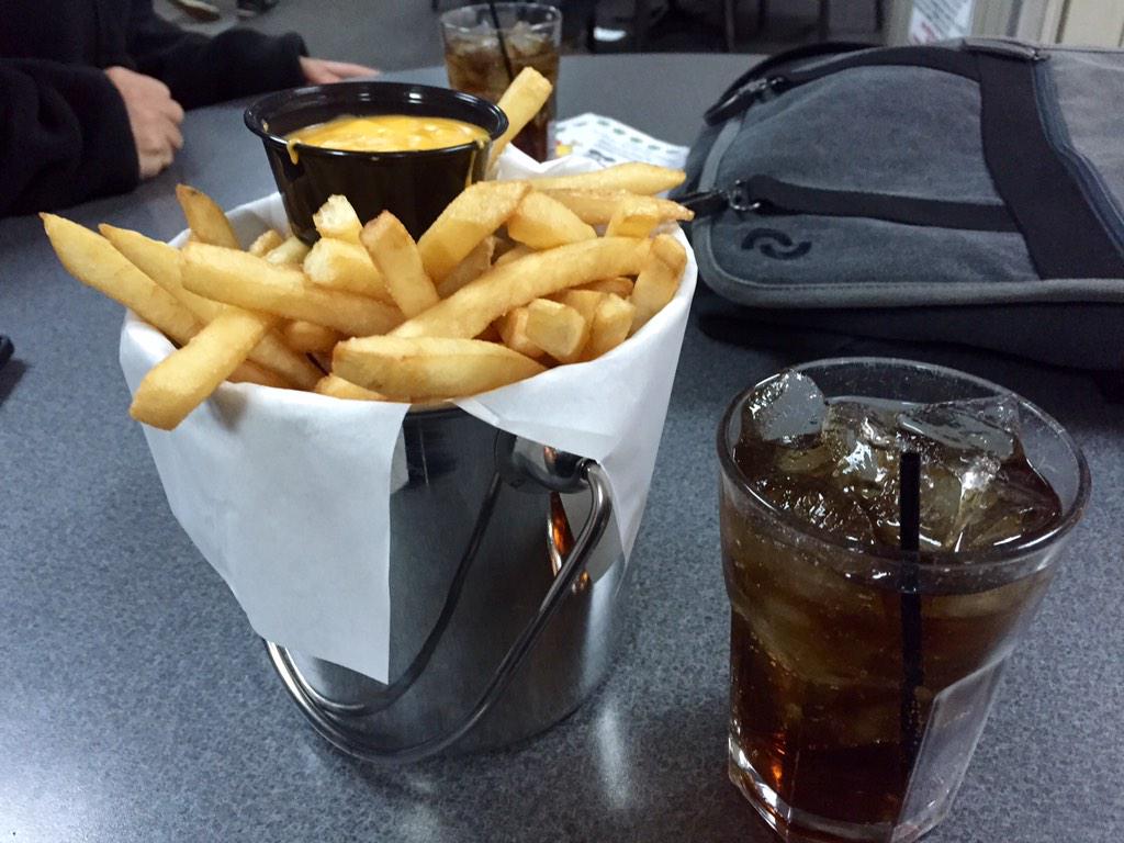 Island Lake #RumCola🍹 (@CaptainMorgan + @CocaCola) & a bucket of #Fries🍟 per waiting turn.

@SideoutsBar🍻 & #3DBowl🎳.