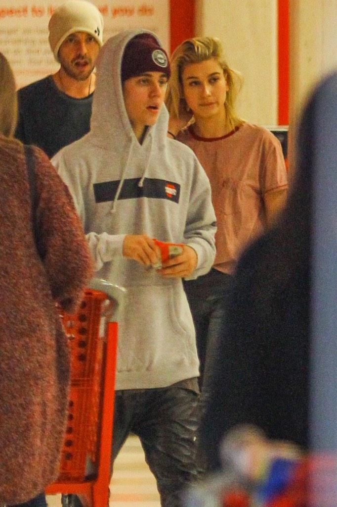 w0ahmatthew's tweet image. Which one is which? #samehat #greysweatshirt