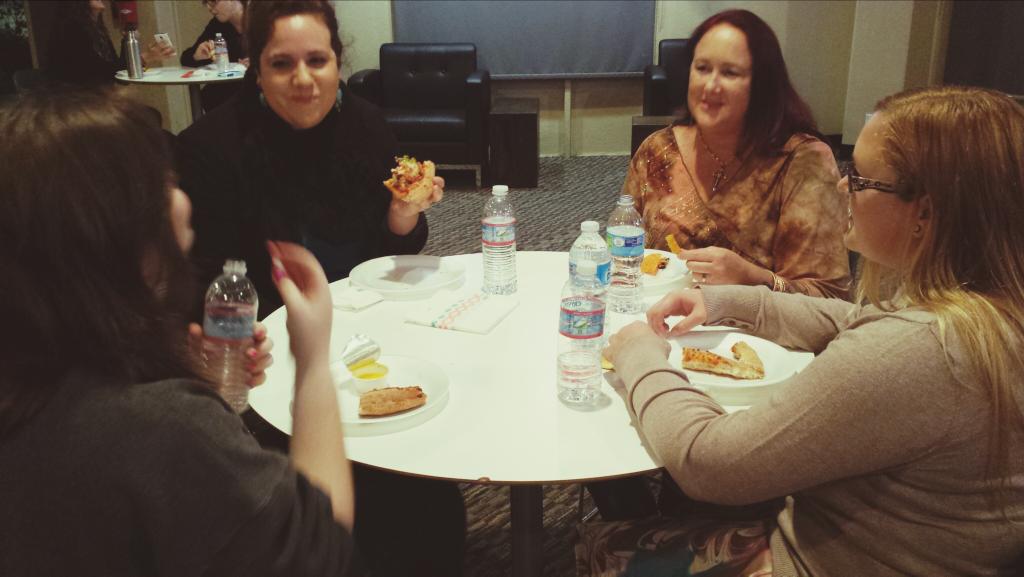 HIUPsychNow's tweet photo. Meeting some future students at our #PizzaWithAProf event tonight! http://t.co/WAbArAwCit