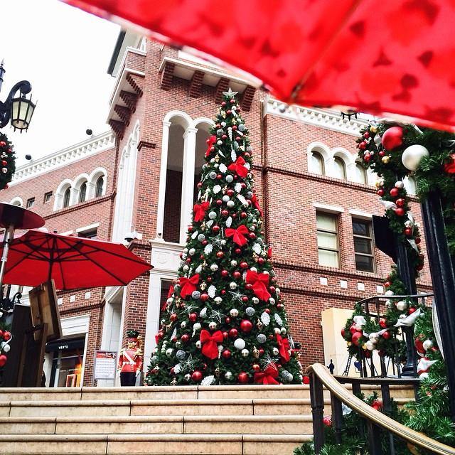 _SimoneMiller's tweet photo. Look what's under my umbrellaaa ella ella ay ay. #christmas #toosoon #cozy #happyholidays #LA http://t.co/5rvKgvDEec