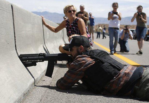 bimmerella's tweet photo. #CrimingWhileWhite aims loaded assault rifle at federal agents....Shaun Hannity calls them patriots. http://t.co/2DBYjsWqWh