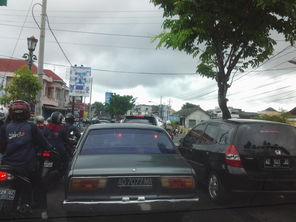 #lalin | <a href="/dr_evie_/">Evy J.Wilshere - LONDON IS RED</a>: #jogja 09.12 jl.Kyai Mojo tumben macet