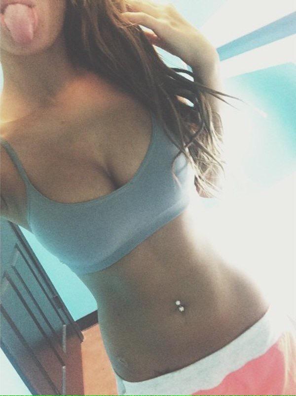 Девочка 14 без лифчика. Девушки с красивой фигурой селфи. Селфи в топике. Девушки в топиках селфи. Девушка в топике без лица