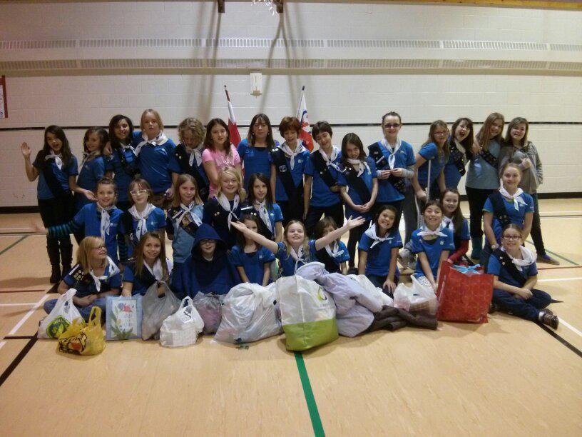 MHWomensShelter's tweet photo. Christmas is arriving early #medhat. What a haul from Girl Guides group @RossGlenSchool! Thank you! #littlegivers http://t.co/8cFGNYudL1