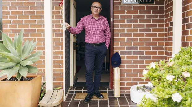 'I had only ever written 22 tweets' Meet Paul Taylor, the man behind #putoutyourbats canberratimes.com.au/nsw/meet-paul-… '