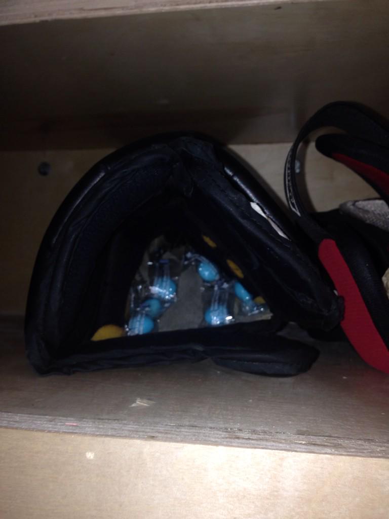 petts67's tweet image. @DayneSorensen @DayslandNstars put this in his glove 3 weeks ago! #commitment #dedication #2pairsofgloves?