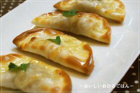letscooking7's tweet photo. 【超簡単！餃子の皮でスピードおつまみ】
餃子の皮にツナをほぐしてのせ、マヨネーズをかけて包んだら、オーブントースターで焼いて出来上がり♪

おつまみに最適なオススメレシピです♥ https://t.co/EqowmnGD4b