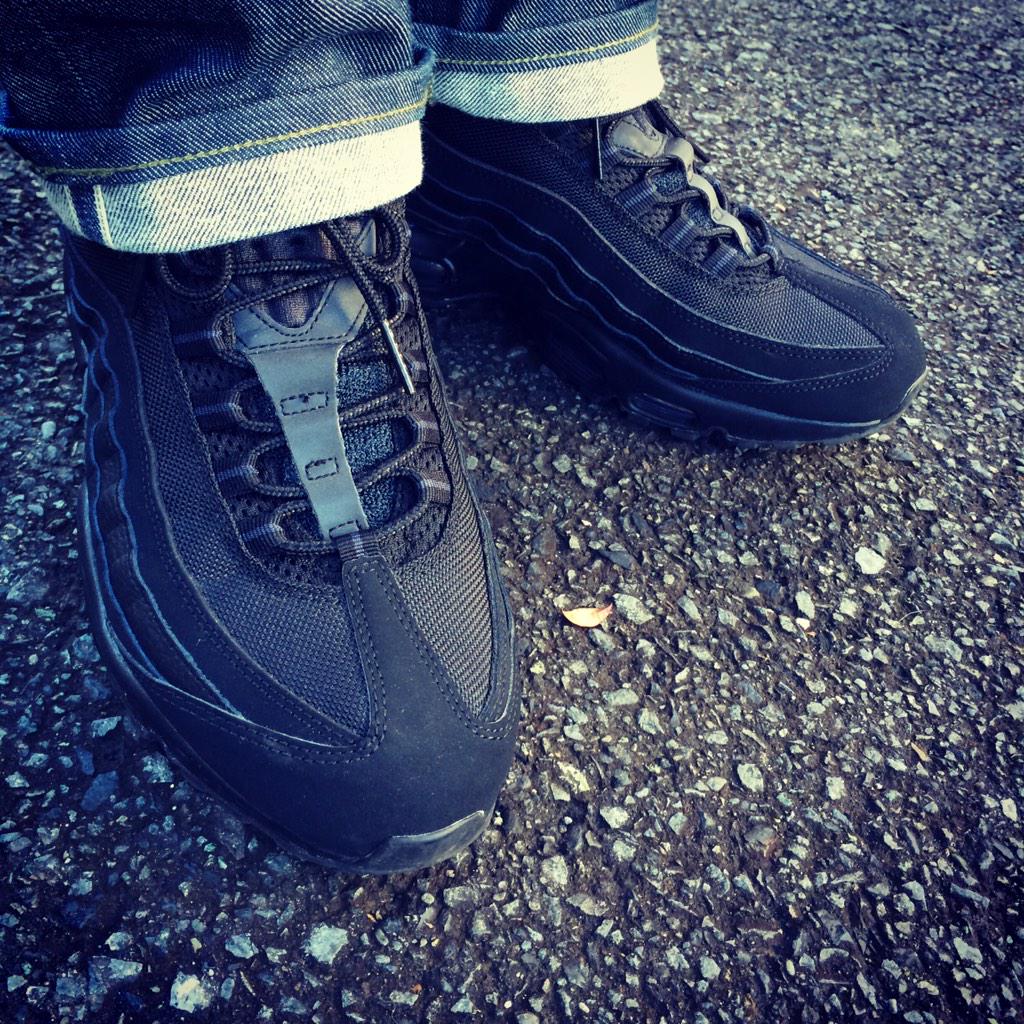 GKatagiri's tweet photo. 今日はこいつで出陣

#nike #airmax #max95 #tripleblack #kickssnap #todayskicks #sneaker #スニーカー http://t.co/J1vVZ34C7K