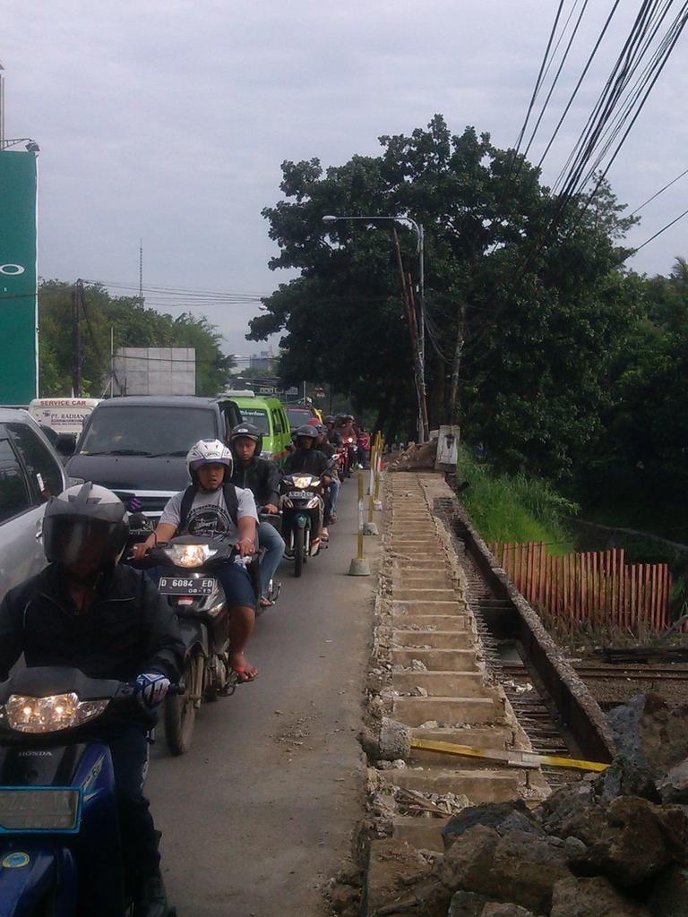 infobandung's tweet photo. :O @dbmpkotabdg RT @kelikjae: Gak safety @ridwankamil http://t.co/UuaVGWZ4ie