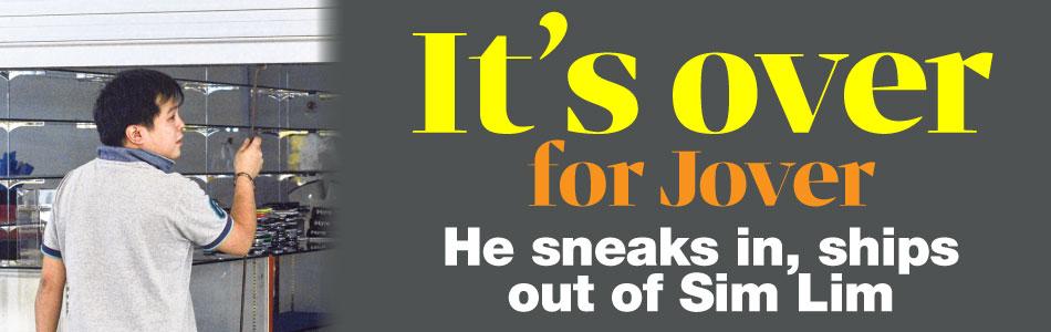 thenewpaper's tweet image. He sneaks in to clear goods from #simlim shop. Is it really game over for Jover Chew now? ow.ly/FbOK8
