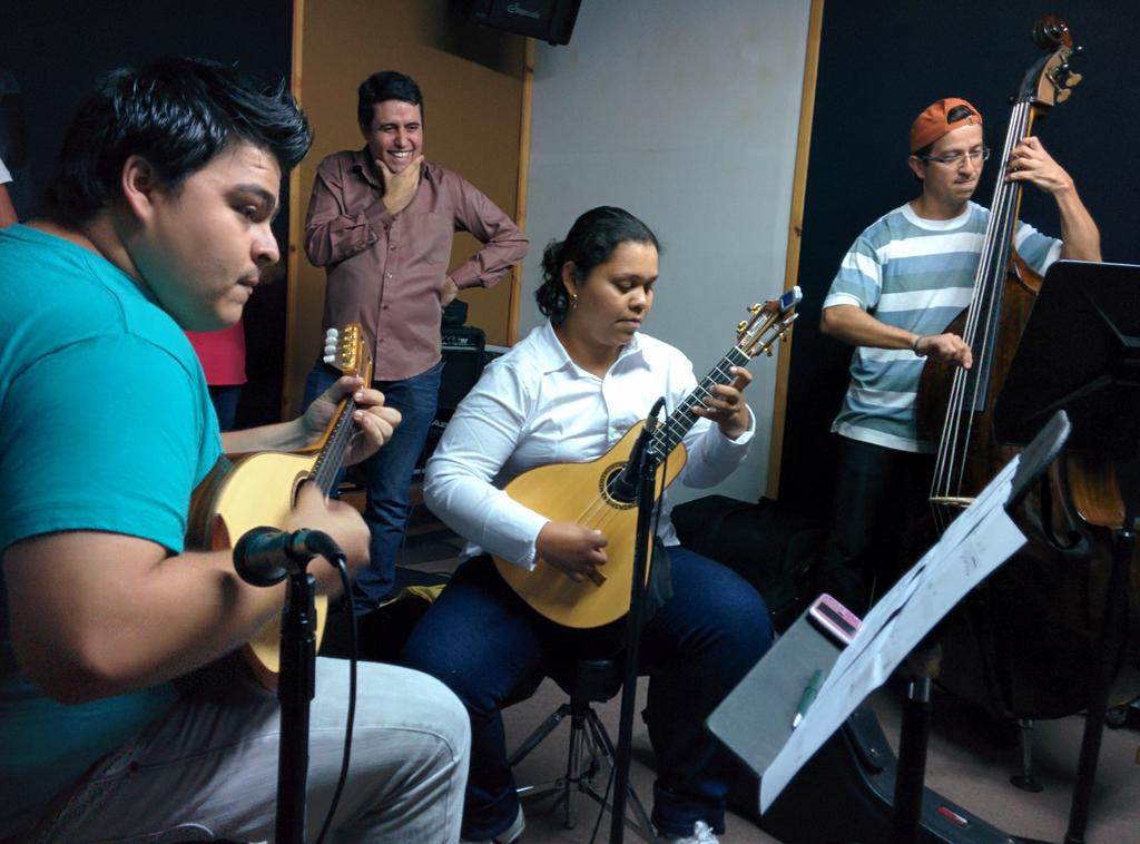 arcopua's tweet photo. #Ensayando con @MiguelGarcia89 para el #Concierto de Mañana. Como suena?? #NoFaltes #Bandola http://t.co/RMBvbSFriv