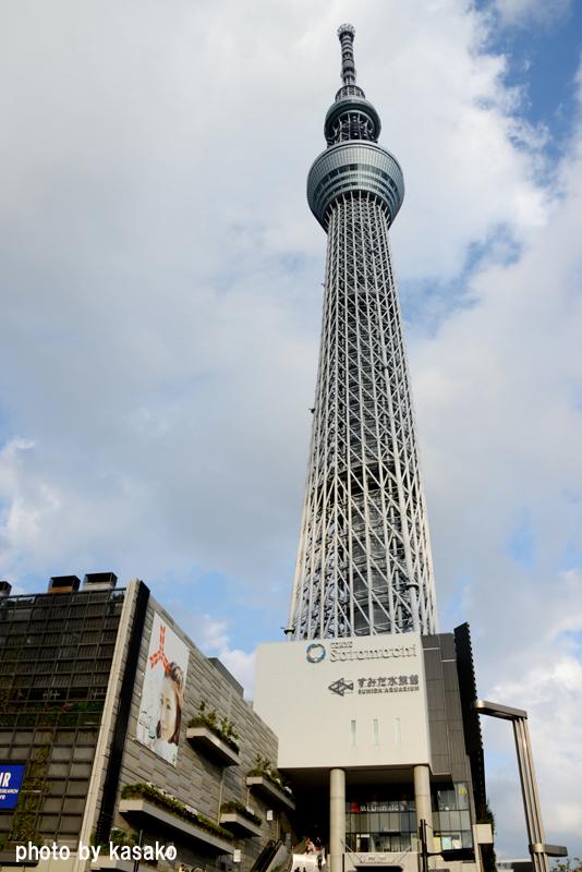funnyjapan's tweet photo. 這是2012年建成的“東京晴空樹”電視塔，已然成爲了東京的新地標之一。高634米的“晴空樹”，被吉尼斯認定為世界第一高塔。遊人可以進入塔内，在展望台俯瞰東京美景，也可以遊覽周邊的觀光設施，一天玩不夠哦。 http://t.co/ev7CKhHcEW