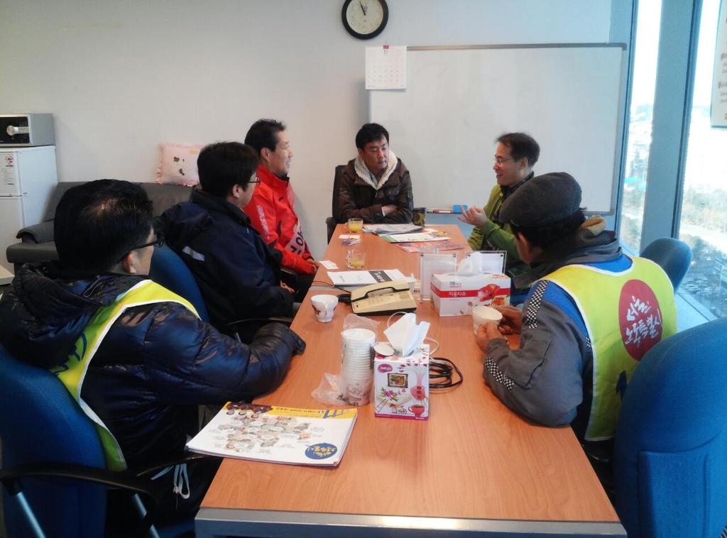 capakim's tweet photo. 서울지역본부장 기호1번 사무처장후보 언론노조 #SBS 
 @SBSNOW  본부방문 유세 간담회
@seohs56 @cplisiac @ekctu http://t.co/suk0aRr6Jc