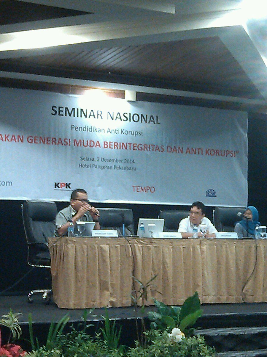 Seminar Nasional Anti Korupsi dengan Pemateri berasal dari Pembicara KPK, Pembicara Tempo dan Pembicara ICW.