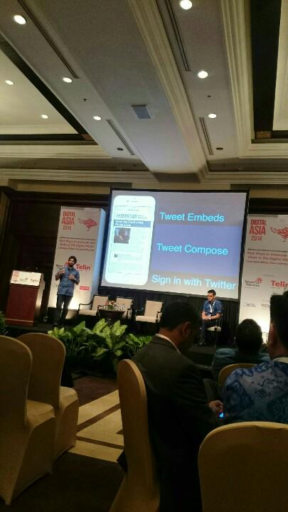 pageman's tweet photo. #FlyWithTwitter with @ArvinderGujral at #Telco2 http://t.co/2RUHorBNqR