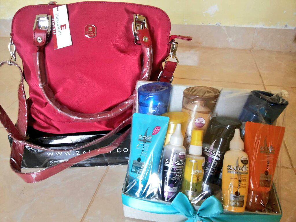 audyemanz's tweet photo. Dear @SunsilkID,, thanx so much for hampers and voucher 200k. Udah dibelanjain di @ZaloraID nih... Cantik deeh ;) <3 http://t.co/AFVhjgAlEy