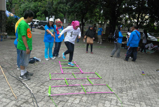 Ketua Umum Ikasmansa, The Hania, disaksikan pengurus lainnya, menikmati permainan sondah... Ayo lompat....