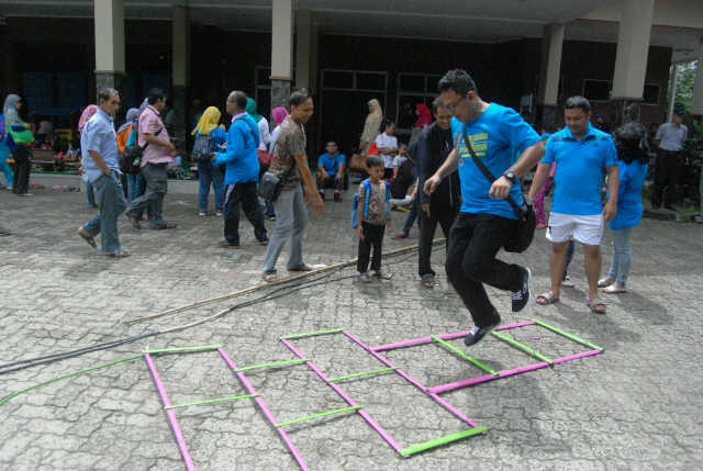 Bukan sulap bukan sihir, ketupat, kang Erwin bs ngambang di udara ketika main sondah....