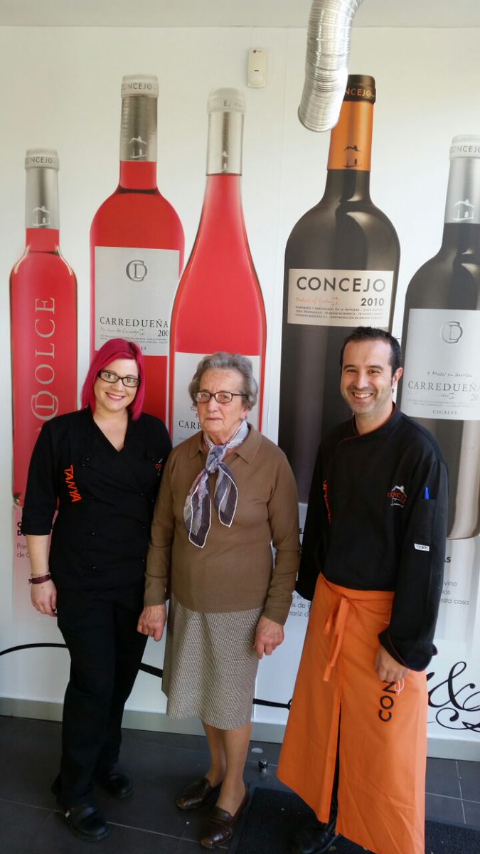 concejovaloria's tweet photo. Ya esta aqui Raquel la tia de kike,la primera #guisandera que nos visita.... http://t.co/Uh3kHr1hsC