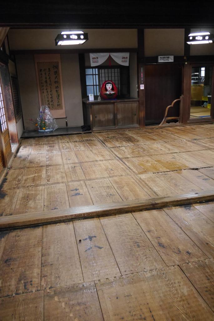おいでよ道後 בטוויטר 掃除も粗方終わったけん いろいろ画像上げていくね まずは 神の湯二階席 普段は畳が敷かれとるんやけど 畳上げ で床板が見えとるねぇ 道後温泉本館では毎年全て 坊っちゃんの間は2 3年毎 の畳を変えよるんよ 道後温泉 道後 Http