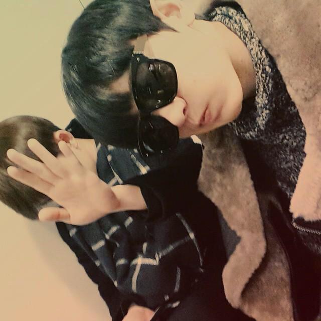 chansoostory's tweet photo. [Yeolstagram] 141202 มันยากมากเลย ที่จะได้ถ่ายรูปกับคุณนักแสดง // แง้ อย่าแกล้งน้องงงง #chansoo 💕 http://t.co/JOV2LQlX1J
