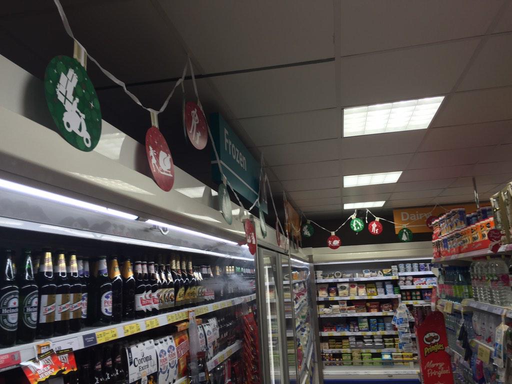 2657Exp's tweet photo. Xmas has landed in Hart Place. Big thanks to Kelly @Doyle123mac http://t.co/OJItd3J1cY