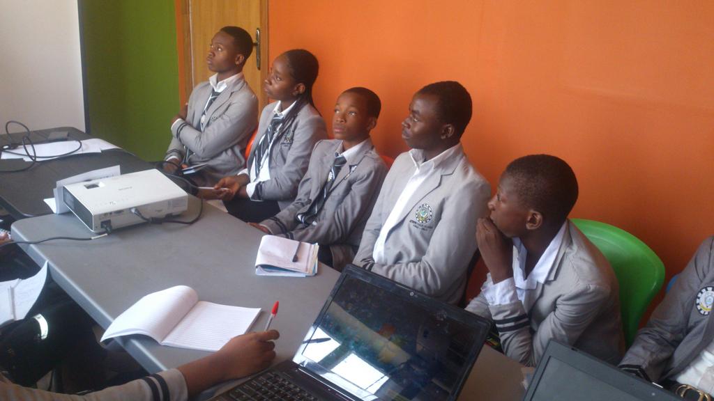 learncodelabs's tweet photo. It is #WorldComputerLiteracyDay and there are 10 students here @EnspireATV learning to code @codeorg #LearnCode http://t.co/XCgS9TxKks