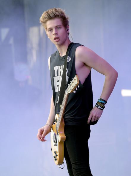 filmusic_ksi's tweet photo. #VevoHTY RT to vote @5SOS "She Looks So Perfect" for Best/Duo Group Video! #VevoHTYGroup
PCAs: http://t.co/GkgWzdylrs http://t.co/GAh8IIbC8l