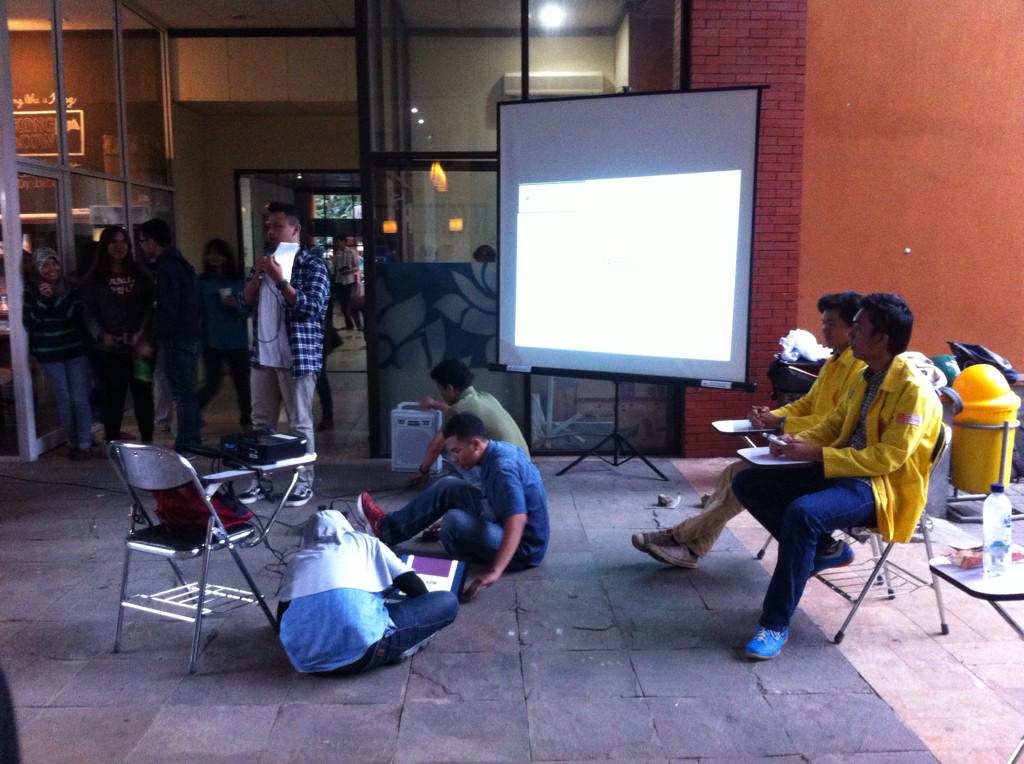 pemirafiaui's tweet photo. Yuk merapat ke depan kongcow, debat panelis dan mimbar bebas udah dimulai nihh http://t.co/h9FDKjqs9y