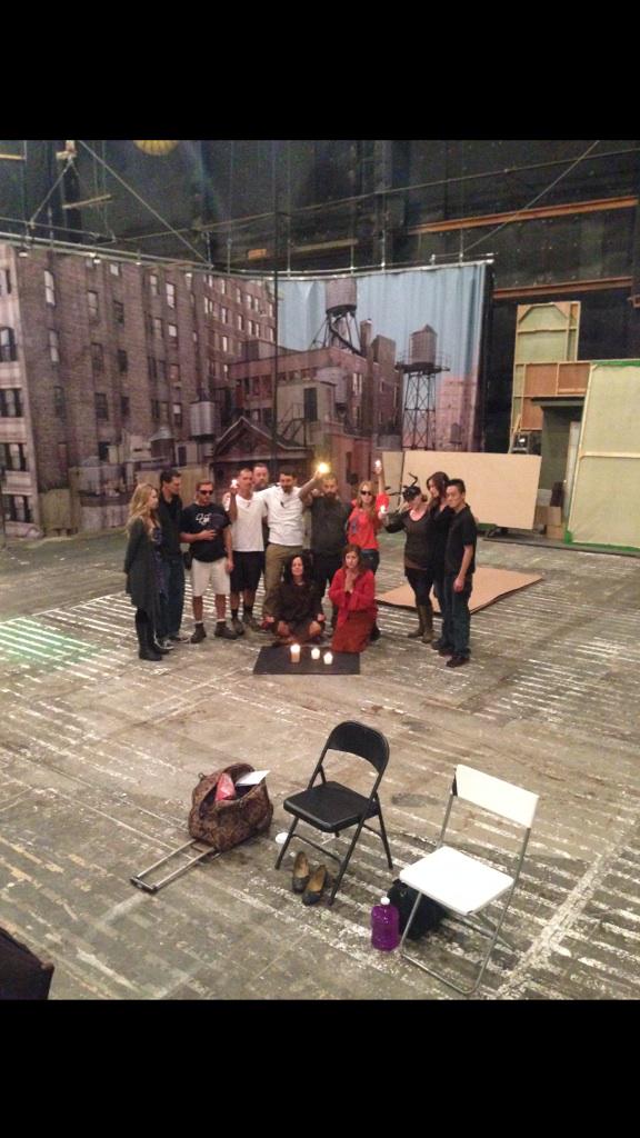 7x09 "LAST ACTION HERO" post-ep bts pics & tweets B31IehiCIAAYeoB