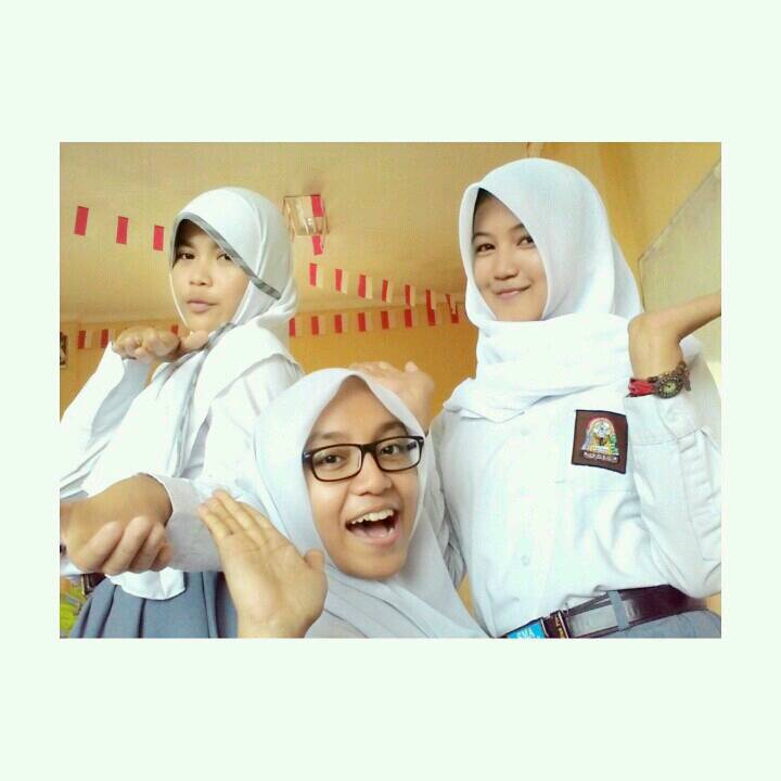 ginnaoktaviani's tweet photo. hehe({}) http://t.co/KbAttrARqH