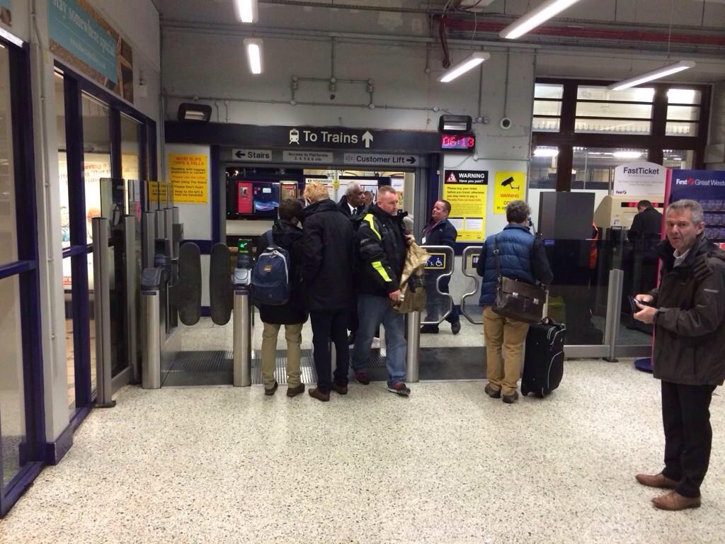 ExeterUniHC's tweet image. Club Captain @RoryJOC has to help poor Dan through the gate, its going to be a long day! #edinburghfives #firsthurdle