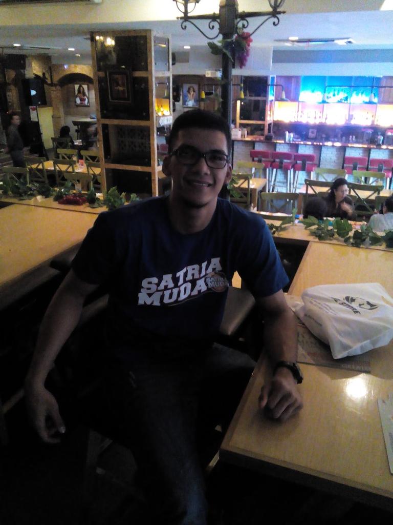 .<a href="/KevinYonas42/">Kevin Y.A.S.</a> sudah bersiap-siap untuk melakukan konfrensi pers bersama NBL Indonesia siang ini :D