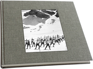 Das Buch ist da! Leineneinband, 25 x 23 cm, 224 Seiten, 296 Aufnahmen in schwarz-weiss, 48.- weltgstaad.ch/products/das-b…