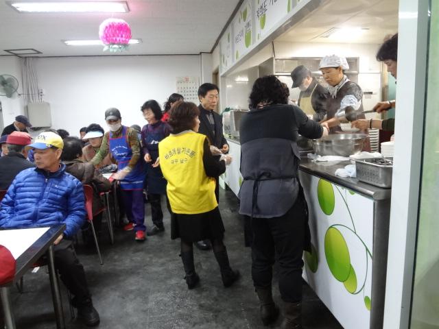 is5761's tweet photo. 바르게살기운동대구남구협의회는 11월 28일(금) 남구청에서 남구청장(임병헌)님과 회장(하점수)님을 모시고 새내기 초대의 날 행사로 신입회원을 대상으로 간담회와 무료급식봉사를 했습니다. http://t.co/fNxdLavBoZ