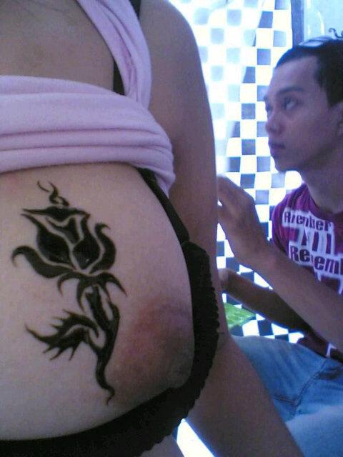 Priyadista's tweet photo. "@Eko_modhot  Thanks bli dewa, ntar coba ah bikin di selangkangan memek hihi http://t.co/fYOQ7IpsHT"