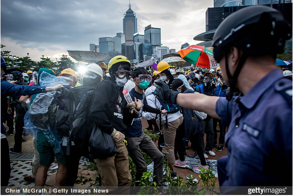 natashakhanhk's tweet photo. Wow. Incredible @cmcgrath_photo pictures of Monday's clashes at #OccupyHK for @GettyImagesNews http://t.co/O94N64JCjo http://t.co/1b35SeAsBI